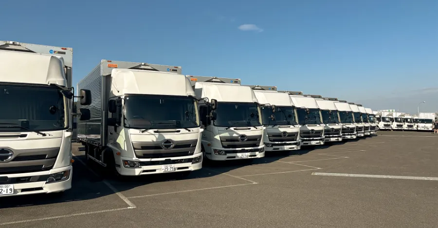 写真：整然と並んでいるトラック