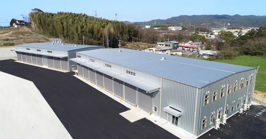 写真：所有しているトラック整備用の倉庫外観